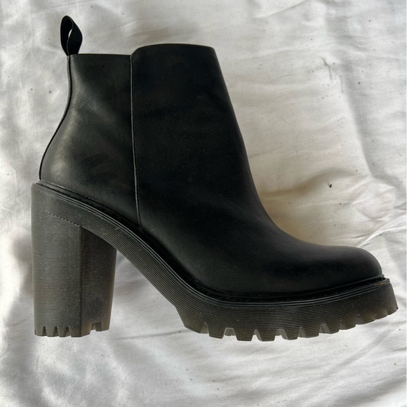 NIB 10 MAGDALENA DR MARTENS HEELED BOOTS - Picture 2 of 7